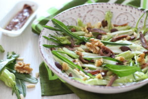 Insalata di puntarelle con acciughe olive taggiasche e frutta secca